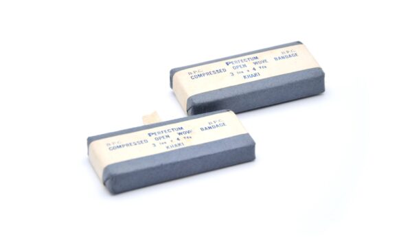 Coppia di pacchetti garza ARP British Army "Perfectum Compressed Open Wove Bandage 3 Ins x 4 Yds Khaki" - 2GM - immagine 2