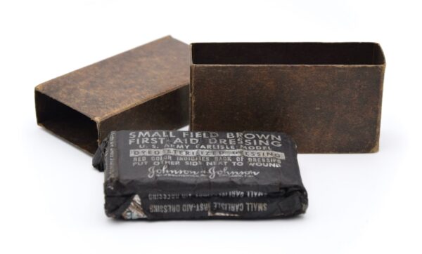 Pacchetto di primo soccorso US Army "Small Field Brown First-Aid Dressing Carlisle Model" - imballaggio in foglio d'alluminio e cartone cerato - 2GM
