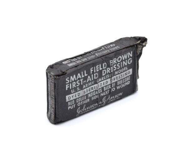 Pacchetto di primo soccorso US Army "Small Field Brown First-Aid Dressing Carlisle Model" - imballaggio in foglio d'alluminio e cartone cerato - 2GM - immagine 2